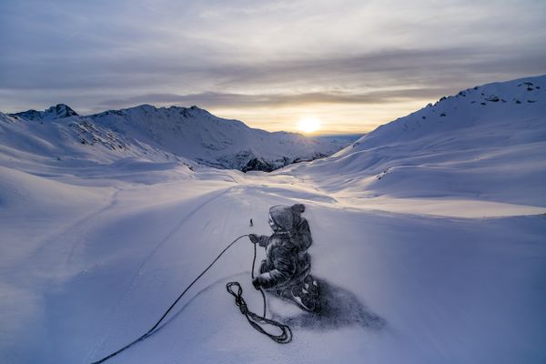 L'artiste Saype a réalisé une œuvre monumentale baptisée "Encordés" sur le domaine skiable de Paradiski, en Savoie, à plus de 2 000 mètres d'altitude.