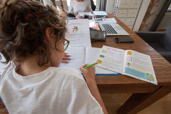 Pendant le confinement lié à la pandémie de Covid-19 décrété dès le printemps 2020, de nombreuses familles se sont retrouvées obligées de faire l'école à la maison. (photo d'illustration).