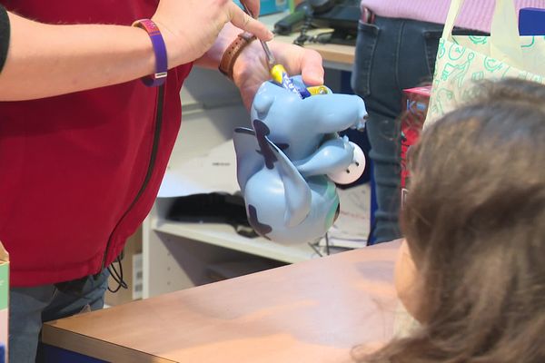 Mauvaise surprise pour cet enfant. Même avec des piles, son jouet ne fonctionne pas.