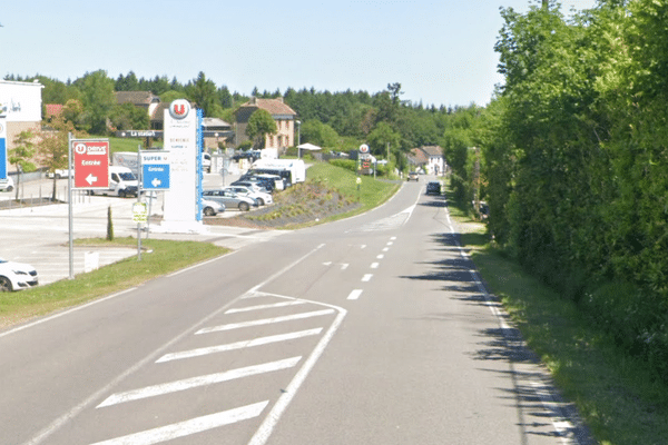 L'accident a eu lieu sur la route départementale longeant le centre commercial de Nexon en Haute-Vienne.