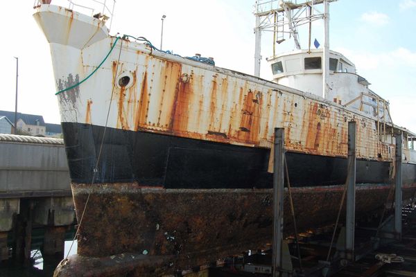  Le 05/11/2007, l'arrivée de La Calypso au chantier Piriou de Concarneau en provenance de La Rochelle