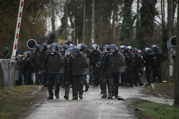 Déploiement des forces de l'ordre du 11 février, aux abords de la ZAD de la Crem'Arbre, une zone occupée par les opposants au projet d'autoroute de l'A69, dans le Tarn.