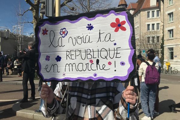 "La voici, ta République en Marche" a écrit cette manifestante à Besançon le 28 mars