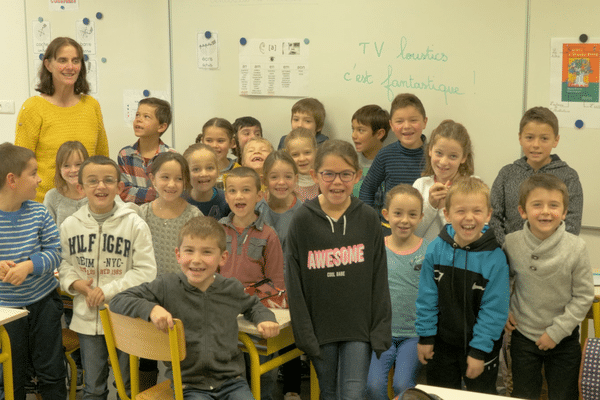 La classe de CE1-CE2 de l'école Notre-Dame Saint-Joseph de Parcé-sur-Sarthe, intervenants pour TV Loustics   