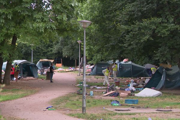 Le camp de fortune établi dans le square Krimmeri, en face du Stade de la Meinau, a été évacué jeudi 1er août.