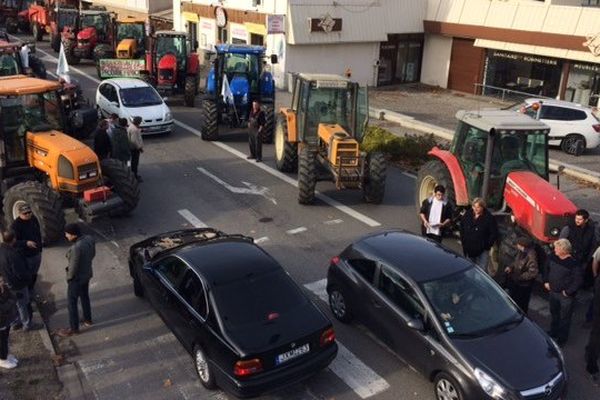 Les agriculteurs manifestent à Castelnaudary (11), à l'occasion de la venue de François Hollande en Occitanie.