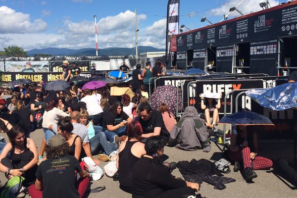 Les fans d'Indochine massés dès ce samedi matin devant les guichets du Théâtre de plein air