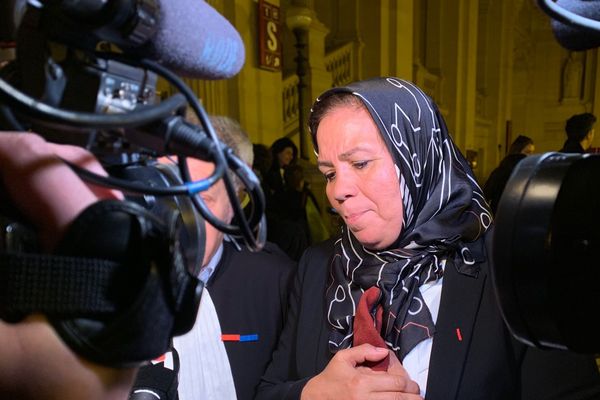 Latifa Ibn Ziaten à la sortie du procès d'Abdelkader Merah. 
La mère du militaire toulousain tué par Mohammed Merah dit toute son émotion et son soulagement
à l'annonce du verdict