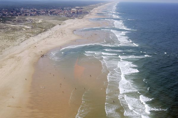 Les baïnes, ces trous d'eau d'apparence calme, sont très dangereuses pour les baigneurs. Elles sont nombreuses sur la côte atlantique, comme ici à Lacanau.