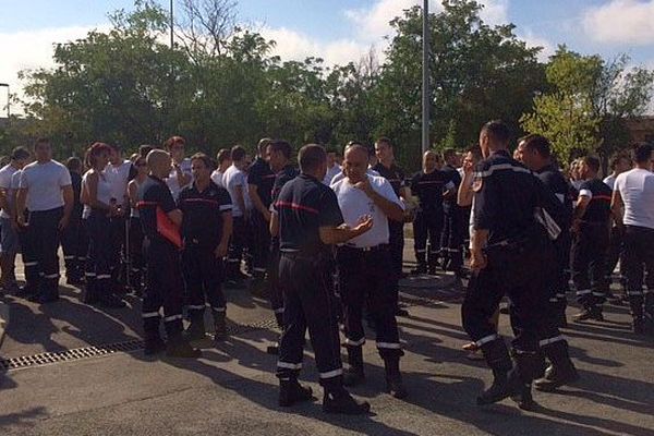 Vailhauquès (Hérault) - des pompiers manifestent devant le centre départemental du SDIS 34- 12 septembre 2016.