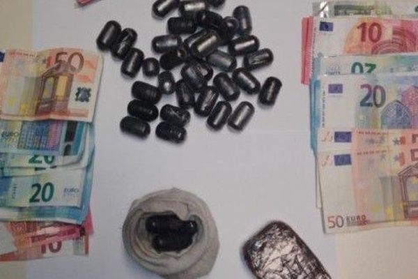 De la drogue et de l'argent liquide saisis par la police de Poitiers.