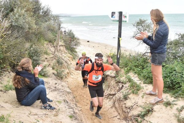 Un participant au trail de la Côte d'Opale en 2017.