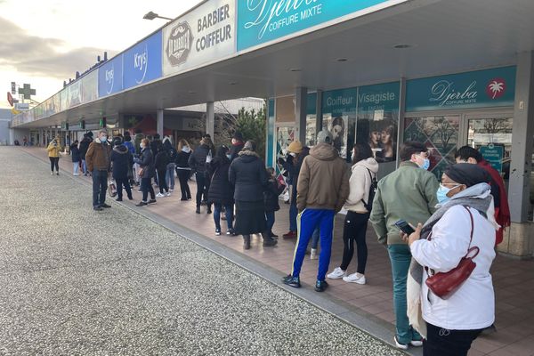 La file d'attente devant la pharmacie des Couronneries, ce jeudi 6 janvier, vers 10h.