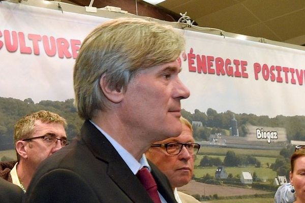 Stéphane Le Foll lors de sa visite au SPACE 2014 à Rennes. Le ministre de l'agriculture recevra demain matin les représentants des producteurs légumiers. DAMIEN MEYER / AFP