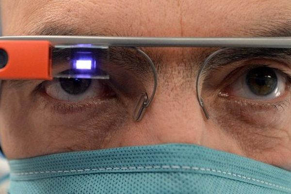 Un exemple d'innovation. Un chirurgien opère  équipé de Google glass