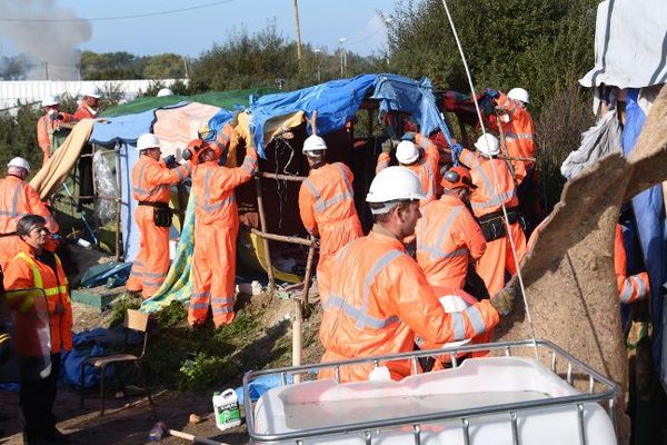 Début des travaux de démolition dans la "Jungle" de Calais ce mardi. 