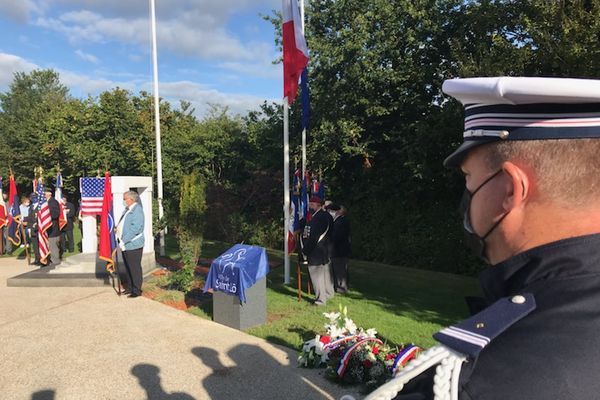 A Saint-Lô (50), une stèle en mémoire des victimes du terrorisme a été inaugurée ce samedi 11 septembre 2021.