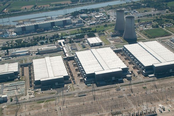 Vue aérienne de l'usine Eurodif sur le site du Tricastin (Drôme)