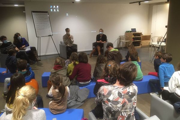 Myriam Cherel, psychologue-psychanalyste parle du coronavirus avec des enfants de 6 à 12 ans à l'Espace des Sciences de Rennes