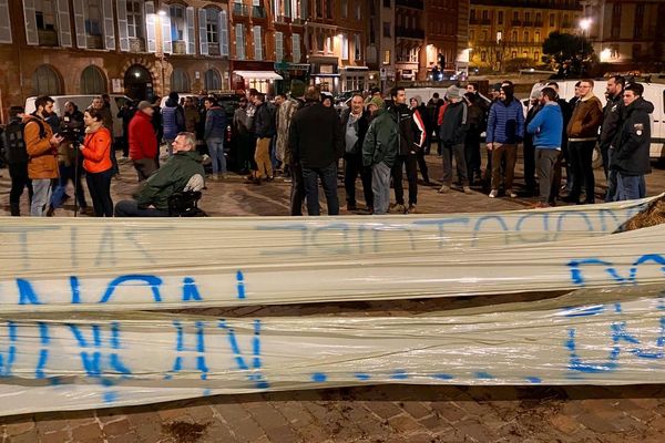 Une cinquantaine d'agriculteurs a manifesté jeudi 13 février au soir devant la préfecture de la Haute-Garonne à Toulouse.