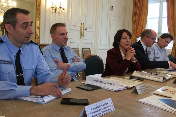 Conférence de presse sur le bilan 2017 de la délinquance dans le Cher en présence du Colonel de gendarmerie du Cher, Rudy Gaspard, de Jérôme Millet, directeur de cabinet de la préfète, Catherine Ferrier, préfète du Cher, de Joël Garrigue, procureur de la République et de Brigitte Siffert, Direction départementale de la sécurité publique. 