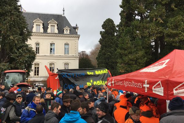 Près de 300 éleveurs bovins ont manifesté à Annecy le 29 novembre 2021 pour réclamer des mesures supplémentaires afin d'éradiquer la brucellose.