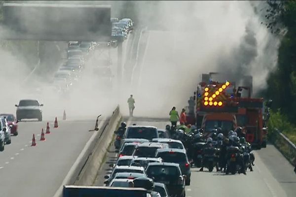 La chaussée sur l'autoroute est très dégradée.