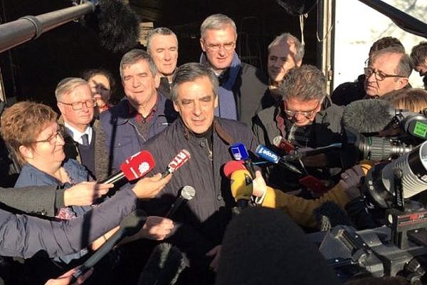 François Fillon, le 1er décembre 2016 à Chantenay-Villedieu (Sarthe), au lendemain de sa victoire à la primaire de la droite et sa garde rapprochée d'élus locaux fidèles