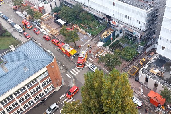 De nombreux pompiers étaient présents devant l'Hôtel de police de Rouen.