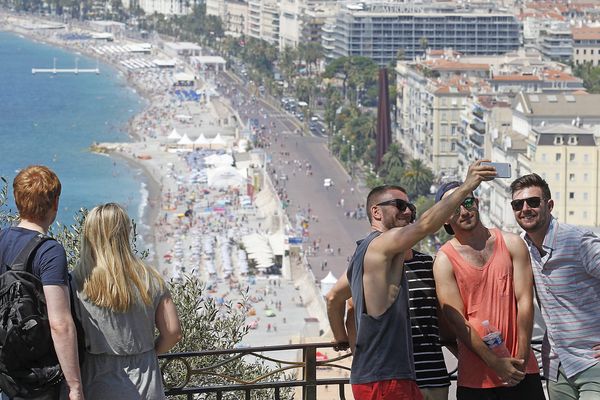 Touristes à Nice -Photo d'archives