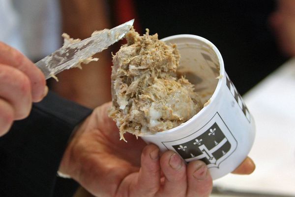 Les premières rillettes de porc ont vu le jour dans la Touraine au Moyen Âge, mais les rillettes sarthoises se sont démocratisées grâce à Albert L'huissier.