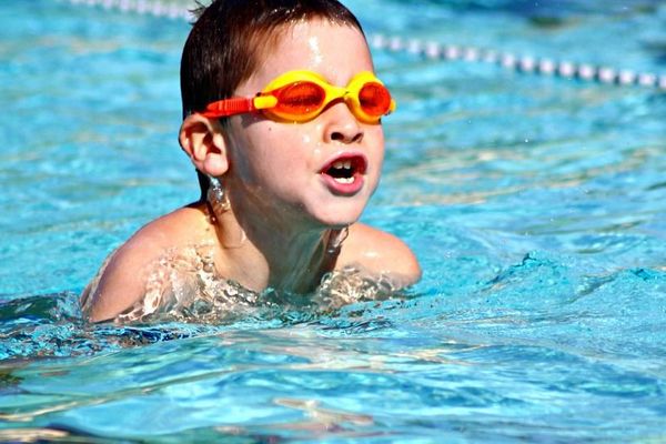 Lors de l’opération "J'apprends à nager", les enfants suivent 10 leçons d’une heure pour apprendre à se débrouiller dans l'eau. 