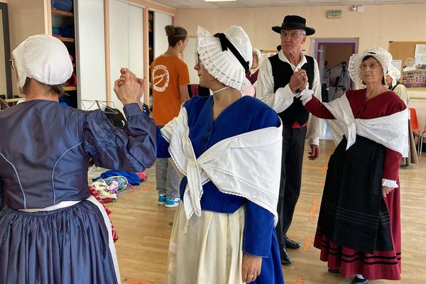 En novembre, ces quarante danseurs incarneront le folklore champenois sur France 3.