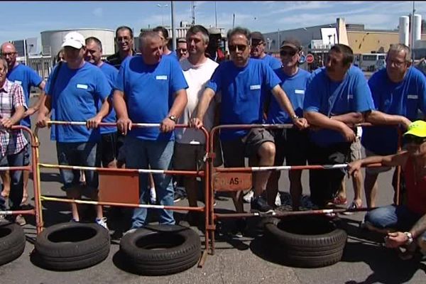 Plusieurs dizaines de salariés de l'équipementier GM&S bloquent, jeudi 6 juillet 2017, à la mi-journée, le site de PSA à Sept-Fons, dans l'Allier.