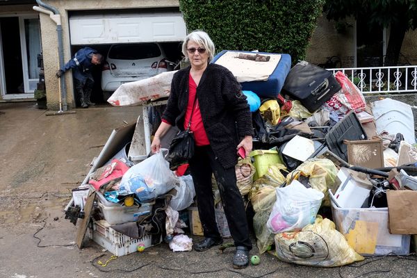 A Villegailhenc, Josiane Ridart devant les détritus sortis de sa maison inondée. 