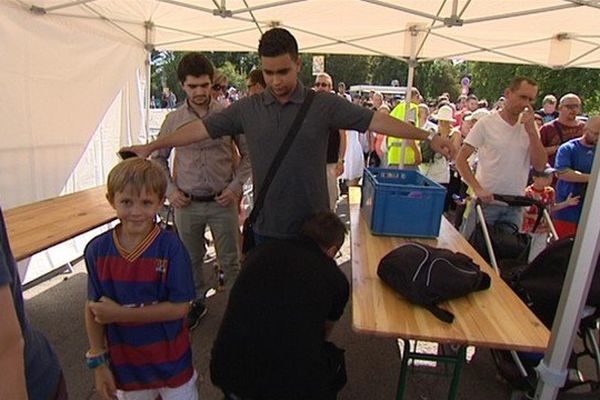 Fouille obligatoire pour chaque visiteur sur les trois points d'entrée de la foire aux manèges de Lille