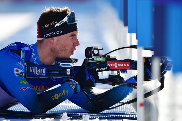 Emilien Jacquelin lors de son premier tir couché lors de l'individuel des Mondiaux de Pokljuka, en Slovénie