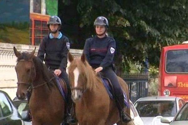 Les deux gendarmettes patrouillent sur leurs chevaux dans les rues de Soissons.