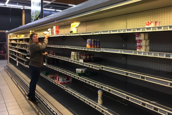 Les rayons vides devraient être rechargés dès l'arrivée des camions de livraison.