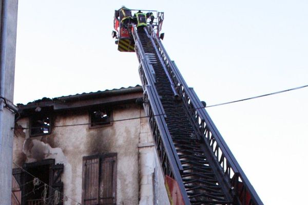 Les pompiers en train d'éteindre le feu à Cazères.