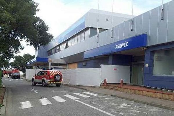 Rivesaltes (Pyrénées-Orientales) - les pompiers sécurisent l'aéroport de Perpignan après la découverte d'une valise suspecte - 7 août 2014.