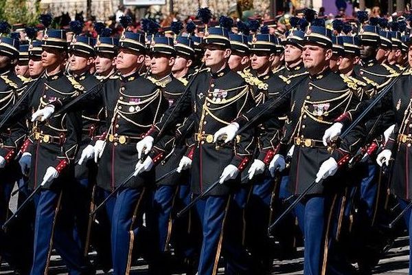 Cadets de l' École des officiers de la gendarmerie nationale, parade sur les Champs-Élysées, Paris, défilé du 14 juillet 2008 