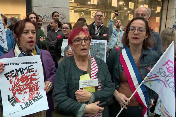 Manifestation féministe en soutien à Ahou Daryae en Iran.