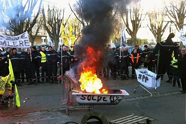 Les pompiers sont à nouveau dans la rue pour protester contre une baisse de revenus.