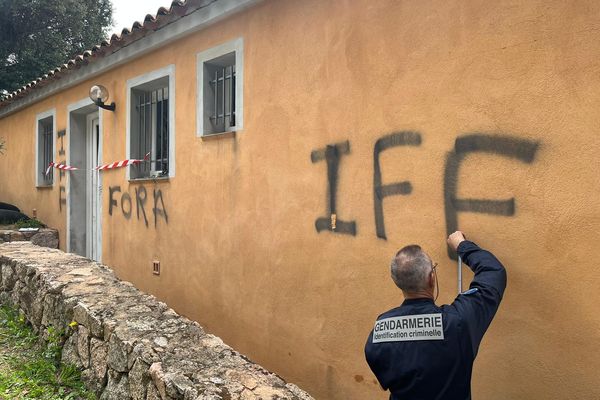 L'habitation a été incendiée dans la nuit du 13 au 14 avril.