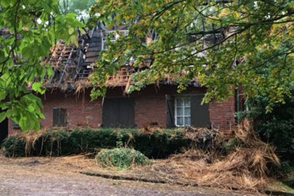 La toiture de la maison a entièrement brûlé.