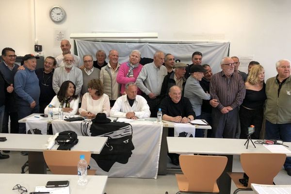 07/04/2018 - Une trentaine de militants de la première heure se sont rassemblés à l'Université de Corse pour annoncer la création d'I Guardiani di a Memoria.