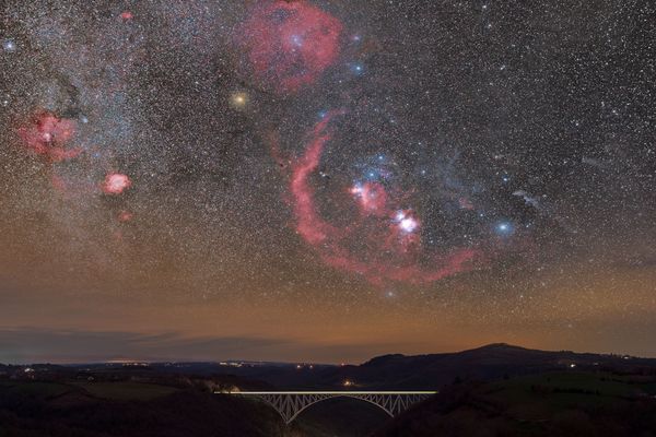 L'Orion Express : dernière composition de l'astrophotographe, Benoit Déchaux, révèle les détails de la constellation Orion, au-dessus du viaduc de Viaur.