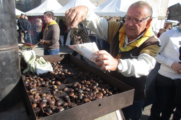 Un grilleur de châtaigne à la fête de la châtaigne d'Éguzon.