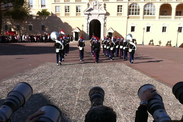 Honneurs rendus devant le Palais Princier